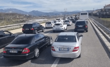 Festa e Ditës së Verës, pesë kilometra radha e makinave në hyrje të Elbasanit