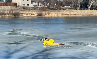 Shpëtohen dy qen në Kolorado të cilët përfunduan në liqenin e ngrirë