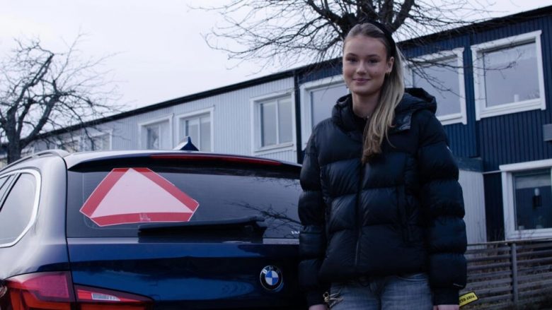 Adoleshentët suedez ngasin Porsche dhe BMW, nuk kanë nevojë për patentë