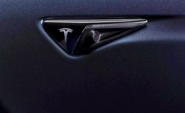 Pavarësisht kundërshtimeve të inxhinierëve, Musk urdhëroi heqjen e sistemit të radarëve në veturat Tesla