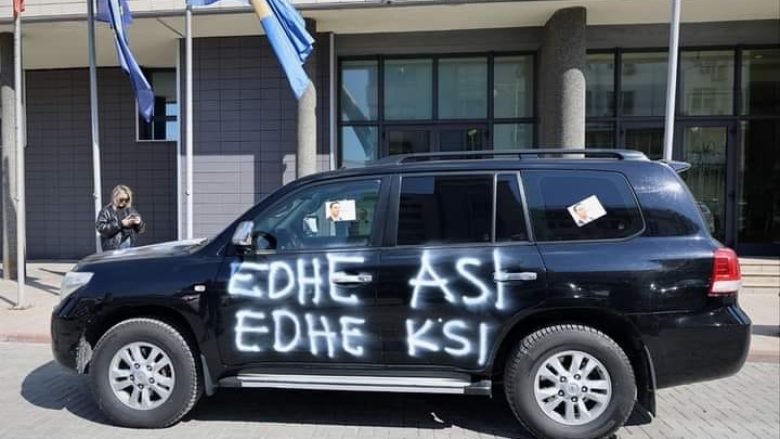 “Edhe asi, edhe ksi”, PSD ngjyros veturën e kryeparlamentarit Konjufca