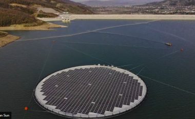 Përfundon ndërtimi i impiantit të parë fotovoltaik lundrues në Shqipëri