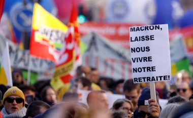 Francezët në protesta dhe greva, kundërshtojnë moshën e pensionimit