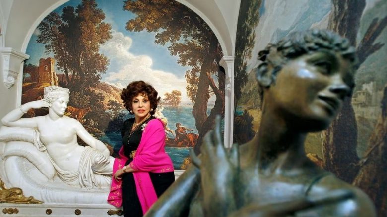 Gina Lollobrigida pranë skulpturave të saj
