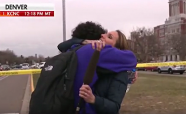 Gazetarja amerikane ndalon për ta përqafuar djalin e saj derisa po raportonte për të shtënat në shkollën e tij
