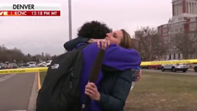 Gazetarja amerikane ndalon për ta përqafuar djalin e saj derisa po raportonte për të shtënat në shkollën e tij