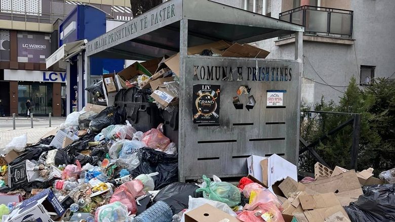 Punëtorët e ‘Pastrimit’ në grevë, kryeqytetin e mbulojnë mbeturinat