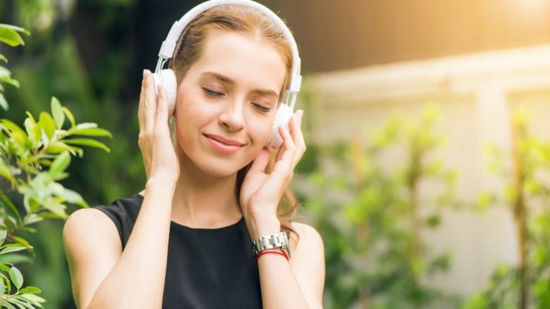 Pse njerëzve u pëlqejnë këngët që flasin për ndarje edhe kur janë në një lidhje të lumtur