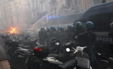 Skena dhune, përplasje, flakë – tifozët e Frankfurtit dhe Atalantas bëhen bashkë dhe sulmojnë policinë në Napoli