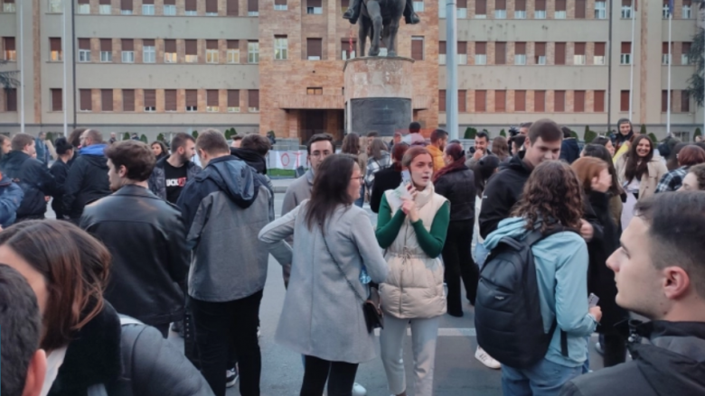 Nxënësit e shkollave të mesme dhe studentët në Maqedoni sot protestojnë para Ministrisë së Arsimit dhe Shkencës