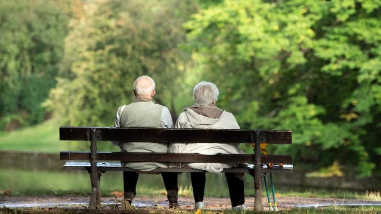 Shqiptarët gëzojnë rreth 14.3 vite pension, poshtë mesatares së BE-së por mbi vendet e rajonit