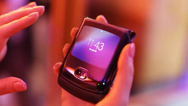Motorola thotë se një version i ri i palosshëm i smartfonit Razr do të vijë këtë vit