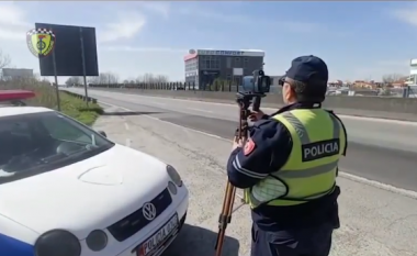 Aksion i policisë rrugore në Shqipëri, pezullohen 267 leje drejtimi dhe arrestohen 21 shoferë në 72 orë