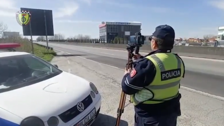 Aksion i policisë rrugore në Shqipëri, pezullohen 267 leje drejtimi dhe arrestohen 21 shoferë në 72 orë