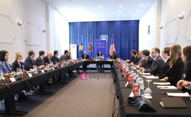 Zyrtarë dhe biznesmenë amerikanë në Kosovë, pamje nga takimi me presidenten Osmani