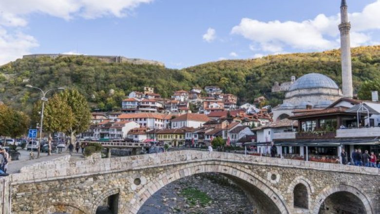 Përleshje fizike mes tre personave në Prizren