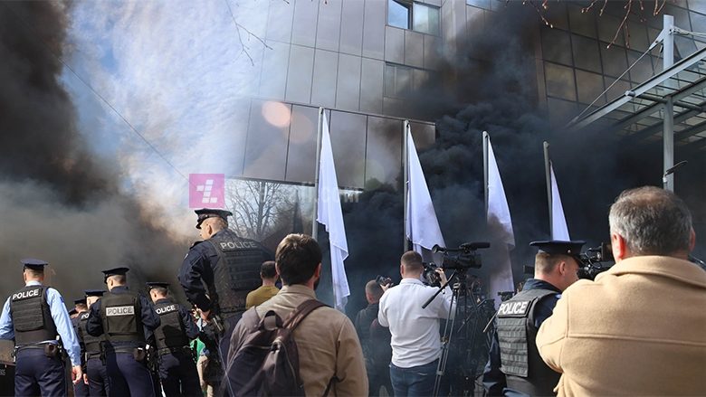 Tym dhe flamuj të bardhë para Qeverisë, Molliqaj: Kurti tani po e do më shumë pushtetin se shtetin