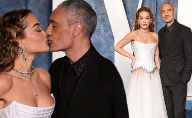 Rita Ora mahnit me fustan të bardhë, ndërsa i dhuron një puthje Taika Waititit në festën e Vanity Fair