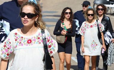 Rita Ora fotografohet duke i soditur motrën e saj Elenën dhe prindërit në Sydney