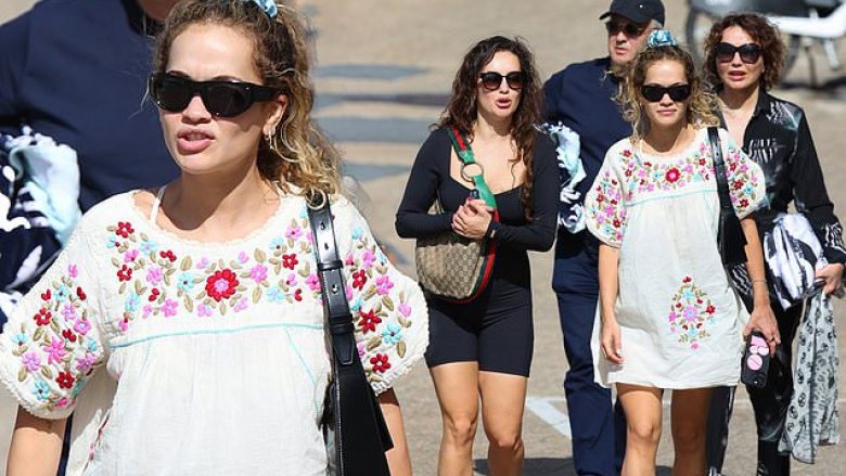 Rita Ora fotografohet duke i soditur motrën e saj Elenën dhe prindërit në Sydney