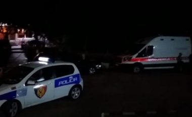 Përplasen dy vetura në Fier, vdes polici