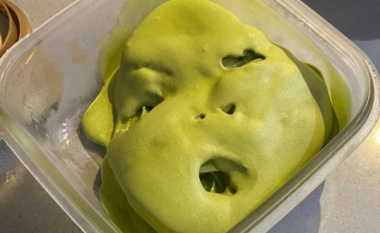 Gruaja nuk po iu besonte syve kur pa se akullorja kishte marrë formën e personazhit Shrek