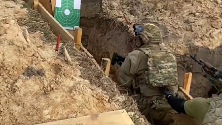 Pamje për së afërti, si stërviten ushtarët ukrainas për ‘pastrimin’ e llogoreve