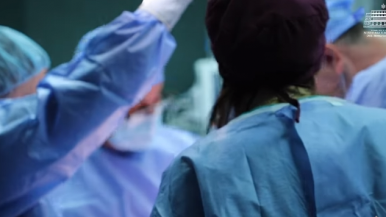 Ndërhyrja e rrallë në Spitalin e Traumës në Tiranë, mjekët i shpëtojnë jetën pacientit me kancer të pankreasit