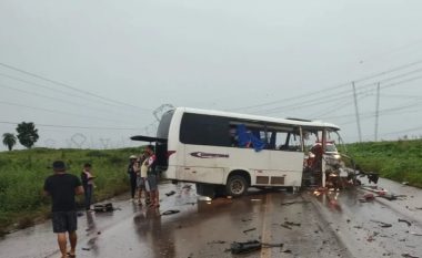 Përplasja mes minibusit dhe kamionit la të vdekur 12 persona në Brazil