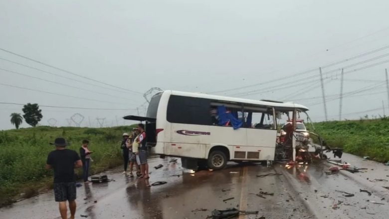 Përplasja mes minibusit dhe kamionit la të vdekur 12 persona në Brazil