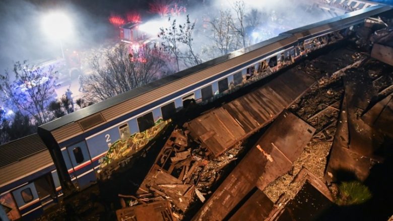 Të paktën 32 persona humbën jetën kur një tren pasagjerësh u përplas me një tren mallrash në Greqi