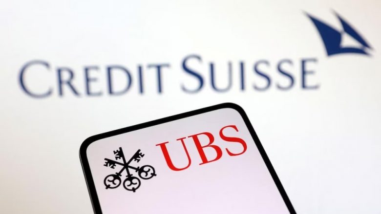 Banka UBS përballet me pakënaqësitë e investitorëve pas blerjes së rivalit Credit Suisse