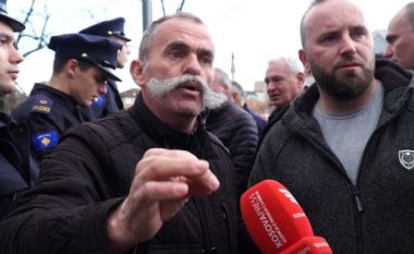 Protesta e punëtorëve të “Kosova Thëngjillit”, arrestohet protestuesi që tentoi të hynte në qeveri