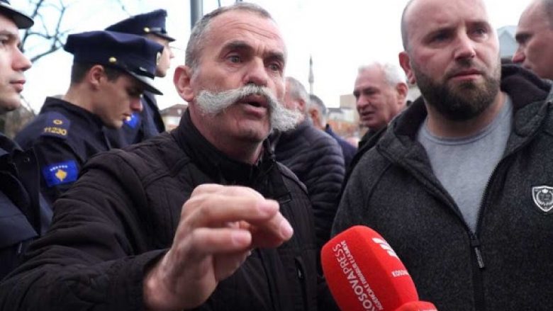 Protesta e punëtorëve të “Kosova Thëngjillit”, arrestohet protestuesi që tentoi të hynte në qeveri