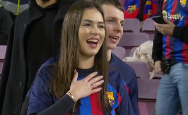 Momenti romantik në ‘el Classico’: Çifti fejohet në tribunat e Camp Nou