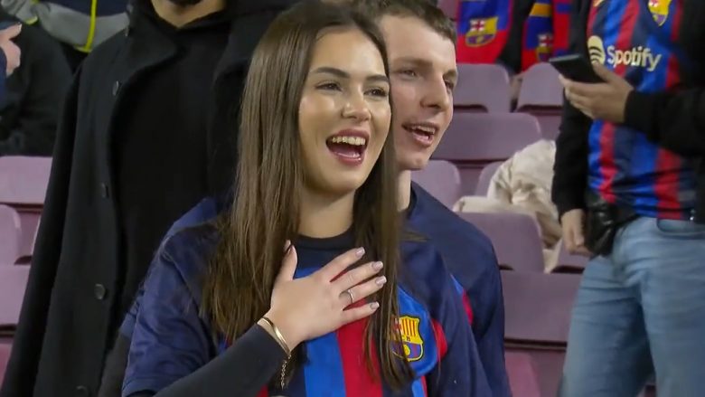 Momenti romantik në ‘el Classico’: Çifti fejohet në tribunat e Camp Nou