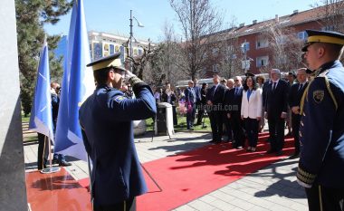 Osmani dhe ambasadorët e vendeve të QUINT-it homazhe te Memoriali i ushtarëve të rënë të NATO-s