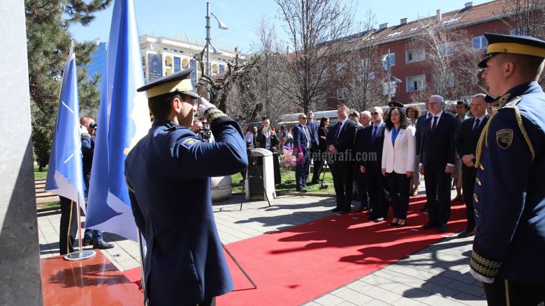 Osmani dhe ambasadorët e vendeve të QUINT-it homazhe te Memoriali i ushtarëve të rënë të NATO-s