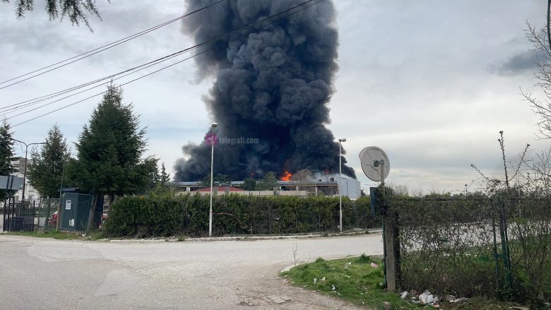 Zjarr i madh në Pejë, digjet objekti i Elkos Center, pamje nga vendi i ngjarjes