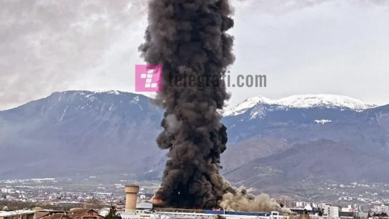 Zjarri i madh në qendrën tregtare ELKOS Center në Pejë, Policia jep detajet e fundit – zjarrfikësit e disa qyteteve në vendngjarje