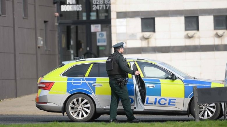 Dy policë në Irlandën e Veriut fotografuan trupa të pajetë dhe i shpërndanë fotografitë