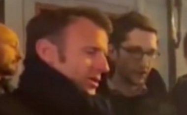 Macron këndoi në rrugë pas një fjalimi televiziv, në një përpjekje për të ‘lehtësuar pakënaqësinë franceze’