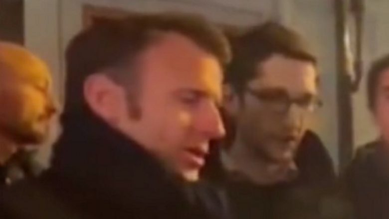 Macron këndoi në rrugë pas një fjalimi televiziv, në një përpjekje për të ‘lehtësuar pakënaqësinë franceze’