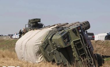 I ndodh edhe kjo Moskës, ushtari i dehur rus humb kontrollin mbi mjetin motorik – rrokullis sistemin raktor S-400 Triumf