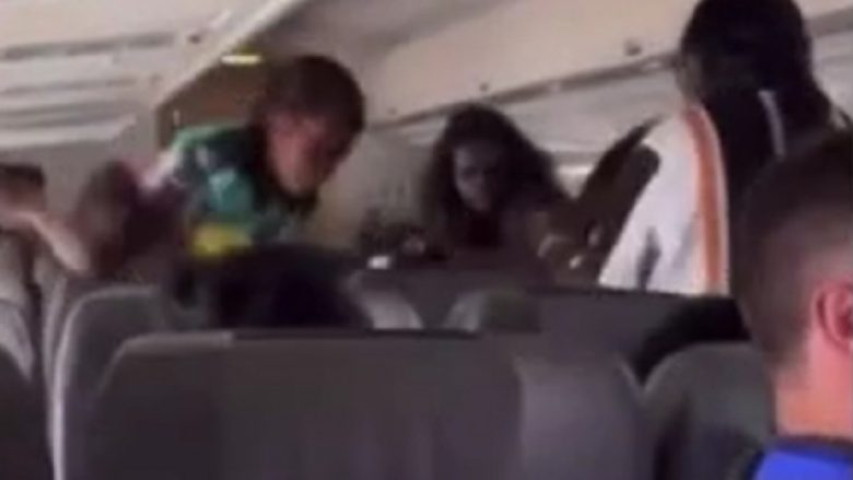 Përleshje mes pasagjerëve gjatë fluturimit në Australi, njëri prej tyre theu dritaren – piloti detyrohet të bëjë ulje emergjente