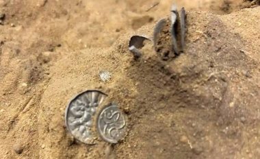 Një vajzë në Danimarkë gjeti 300 monedha argjendi të vikingëve të lashtë me një detektor metali