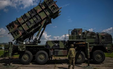 Komandanti i forcave ajrore ukrainase del në terren, vëzhgon nga afër testimin e sistemit të avancuar raketor amerikan Patriot