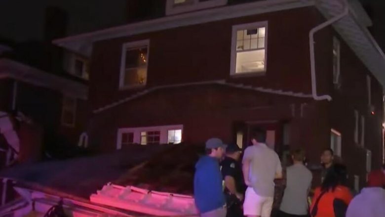 Ahengu i studentëve nuk shkoi sipas planeve në Ohio, u ngjitën në kulmin e shtëpisë që u shemb – 14 prej tyre përfundojnë në spital