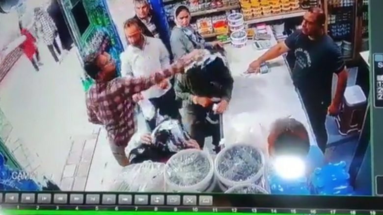 U futën në lokal pa shamia në kokë, burri sulmon dy gratë në Iran – u hedh jogurt