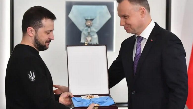 Zelenskyt i jepet medalja “shqiponja e bardhë” nga homologu polak